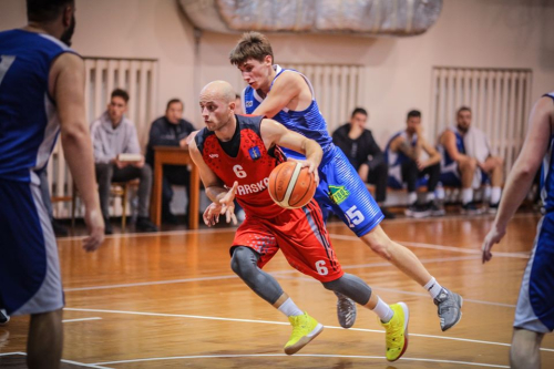 Kavarsko krepšininkai dominuoja B divizione, kur pergales skina vidutiniu 32 taškų pranašumu