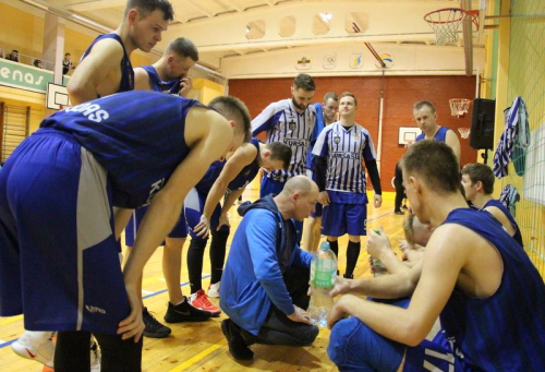 Kantriai klausę trenerio Lino Mitkaus nurodymų Narvydžių krepšininkai galiausiai iškovojo pergalę