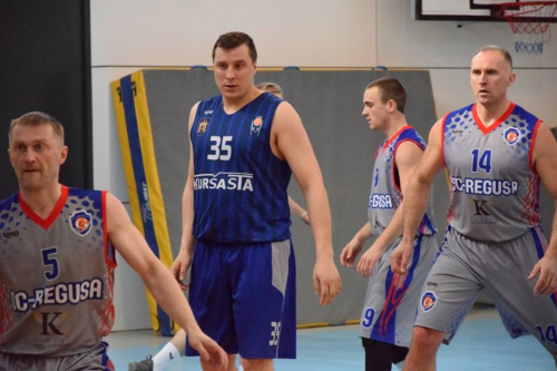 Valentui Mickui teko grumtis su kur kas aukštesniais Kazlų Rūdos vidurio puolėjais Valentui Mickui teko grumtis su kur kas aukštesniais Kazlų Rūdos vidurio puolėjais