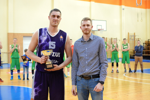 Naudingiausiam B diviziono krepšininkui Donatui Kasarauskui prizą įteikė UAB Sporto kalvė direktorius Martynas Žalys Naudingiausiam B diviziono krepšininkui Donatui Kasarauskui prizą įteikė UAB Sporto kalvė direktorius Martynas Žalys