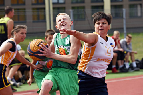 Kupiškio merginų komanda rungtyniavo kartu su jauniausiais dalyviais Kupiškio merginų komanda rungtyniavo kartu su jauniausiais dalyviais