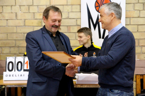 Romui Kundeliui apdovanojimą įteikia MMKL steigiamojo komiteto narys skapiškėnas Jonas Jarutis Romui Kundeliui apdovanojimą įteikia MMKL steigiamojo komiteto narys skapiškėnas Jonas Jarutis