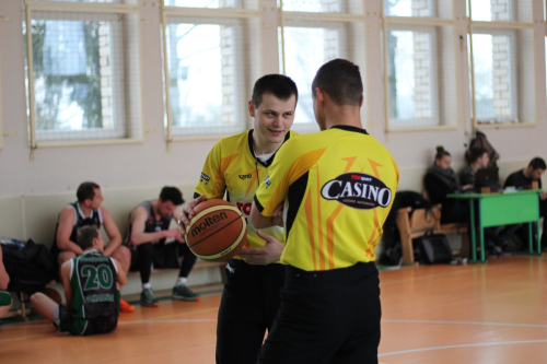 Vytautas Finikovas ilgametis ir aktyvus Mažų miestelių krepšinio lygoje teisėjaujantis arbitras