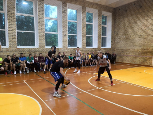 Žaidėjai kartu su sirgaliais sausakimša pavertė nedidelę Obelių gimnazijos sporto salę