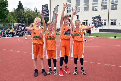 Visos čempionato finalus pasiekusios jaunimo komandos buvo apdovanotos atminimo prizais Visos čempionato finalus pasiekusios jaunimo komandos buvo apdovanotos atminimo prizais