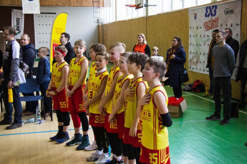 Snaiperio delegacijos atstovai vieningai kartu su visais giedojo tautinę giesmę Snaiperio delegacijos atstovai vieningai kartu su visais giedojo tautinę giesmę