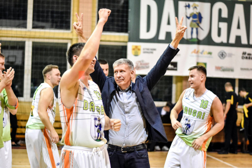 Daugų komanda antrą kartą laimėjo B diviziono čempionatą Daugų komanda antrą kartą laimėjo B diviziono čempionatą