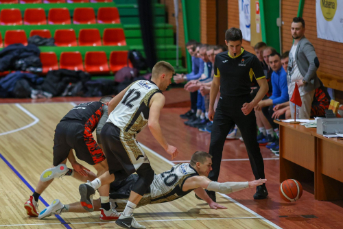 Obelių krepšininkai krito dėl kiekvieno kamuolio, tačiau varžovai buvo geresni Obelių krepšininkai krito dėl kiekvieno kamuolio, tačiau varžovai buvo geresni