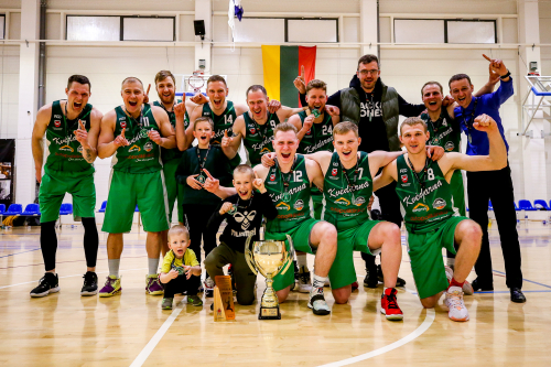 Kvėdarnos krepšininkai liko per plauką nuo A diviziono, tačiau triumfavo B divizione Kvėdarnos krepšininkai liko per plauką nuo A diviziono, tačiau triumfavo B divizione