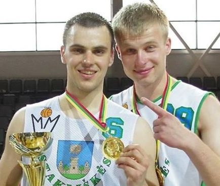 Tautvydas Švedas (kairėje) rungtynių pabaigoje pataikė tris tritaškius Tautvydas Švedas (kairėje) rungtynių pabaigoje pataikė tris tritaškius